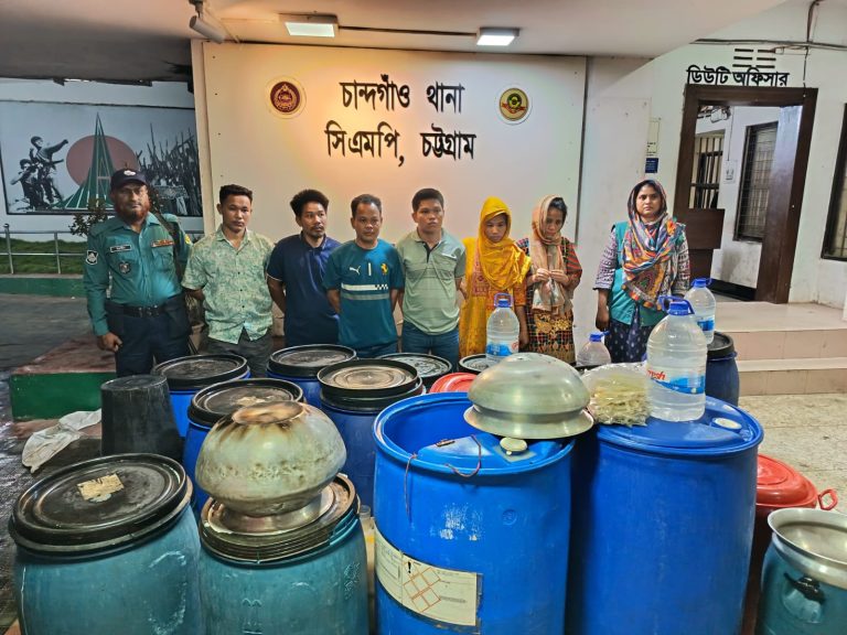 চট্টগ্রামে বাসা থেকে চোলাই মদের কারখানা: ৬ জন গ্রেফতার, বিপুল পরিমাণ মদ ও উপকরণ জব্দ