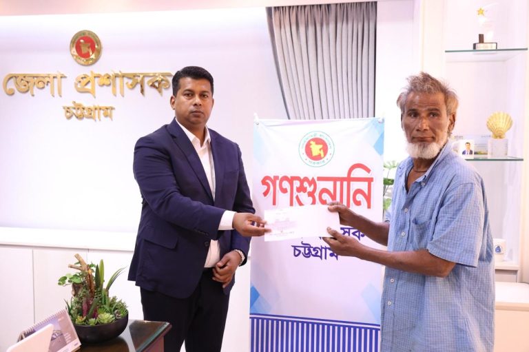 মানবিক ডিসি জাহিদুল ইসলামের গণশুনানিতে সহায়তা প্রত্যাশীদের ঢল