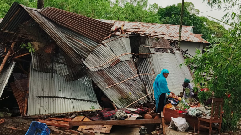 এক রাতের তাণ্ডবে ধ্বংসস্তূপ জনপদ